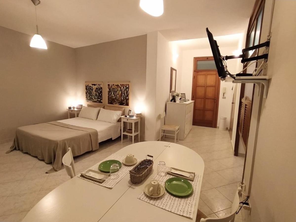 A Due Passi Dal Mare Hotel โมเนเลีย ภายนอก รูปภาพ