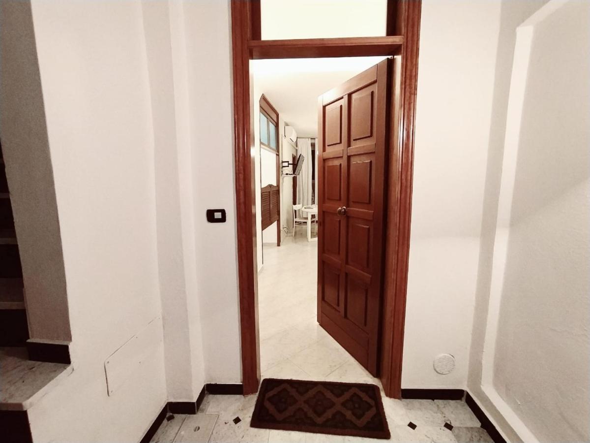 A Due Passi Dal Mare Hotel โมเนเลีย ภายนอก รูปภาพ